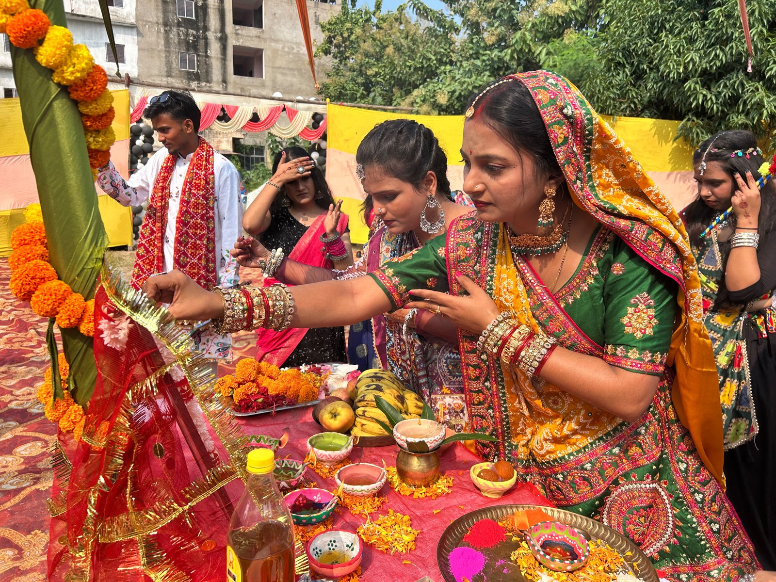 🌺✨ अंबेडकर कॉलेज ऑफ़ एजुकेशन में नवरात्रि की धूम! 💃🎉 रंग-बिरंगे परिधानों, डांडिया की थाप और भक्ति के उत्साह से कॉलेज परिसर भक्तिमय हो उठा। विद्यार्थियों ने पारंपरिक नृत्य और सांस्कृतिक प्रस्तुतियों के साथ नवरात्रि का पर्व हर्षोल्लास से मनाया। 🙏🌸 - 2